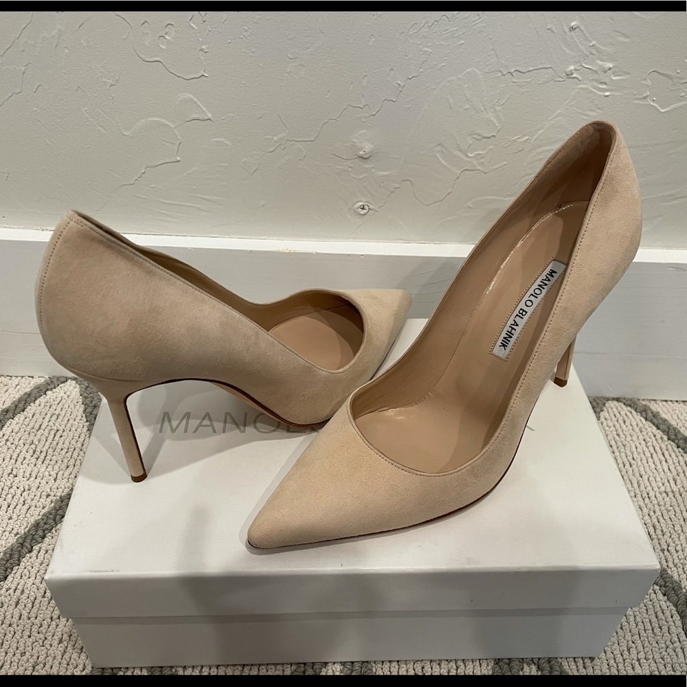 Nude Suede Manolo Blahnik size 9. NWT